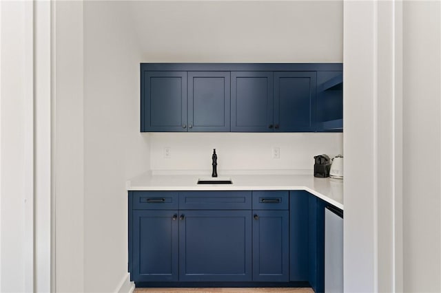 49 Hatton Ln, Saint Simons Island, GA 31522 - bar featuring a sink