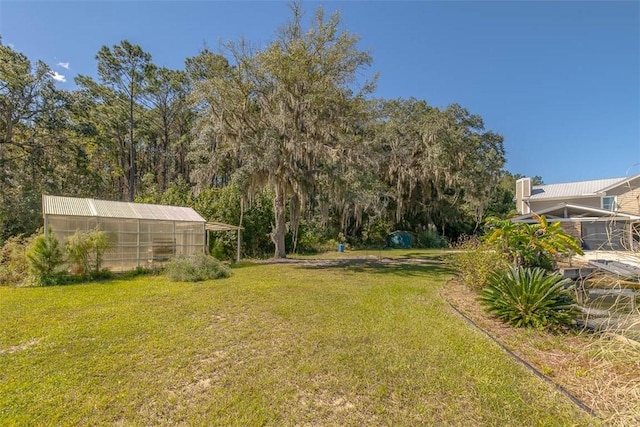 view of yard featuring an outdoor structure