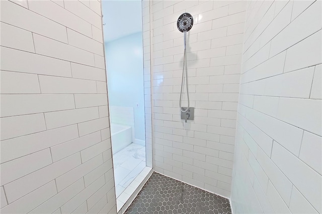 3935 Memorial Dr, Waycross, GA 31503 - bathroom featuring a tile shower