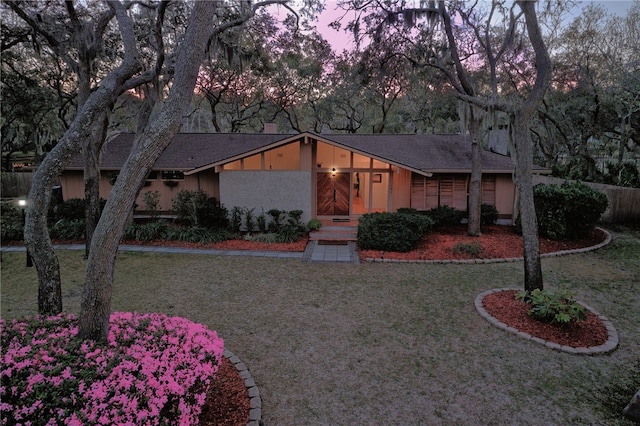 105 Driftwood Pl, Saint Simons Island, GA 31522 - mid-century inspired home featuring a front lawn