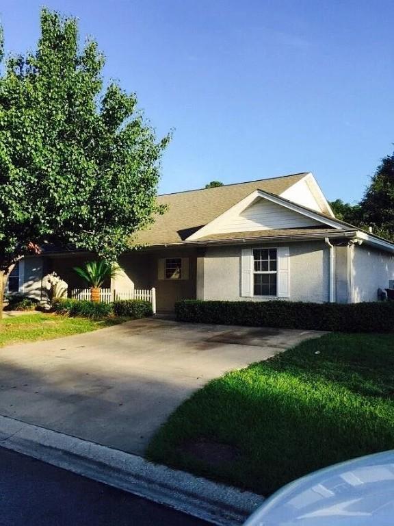 single story home featuring a front yard