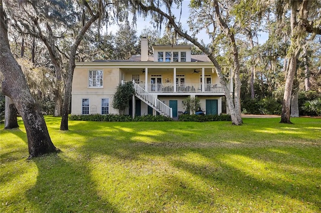 view of front of home featuring a front lawn and ceiling fan