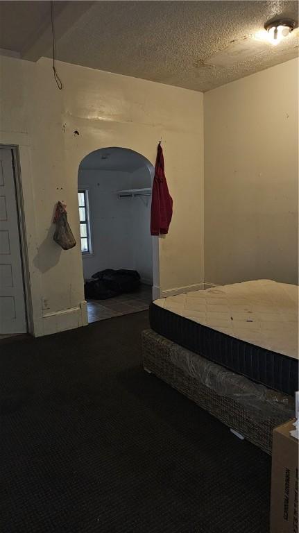 bedroom with carpet flooring and a textured ceiling