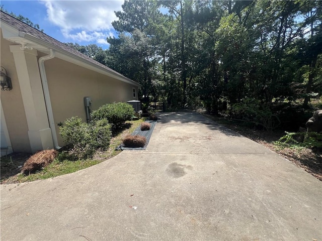 134 Hillery Trce, Brunswick, GA 31523 - view of property exterior with concrete driveway and stucco siding