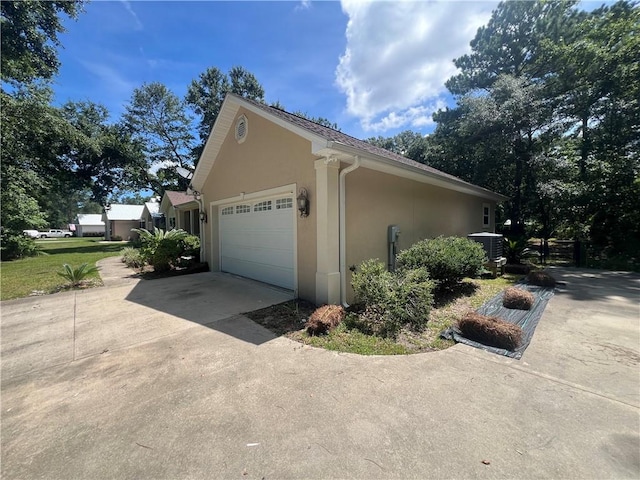 134 Hillery Trce, Brunswick, GA 31523 - view of side of home with stucco siding, driveway, and a garage