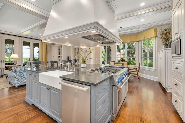 117 Hawkins Island Cir, Saint Simons Island, GA 31522 - kitchen featuring appliances with stainless steel finishes, gray cabinets, premium range hood, crown molding, and open floor plan