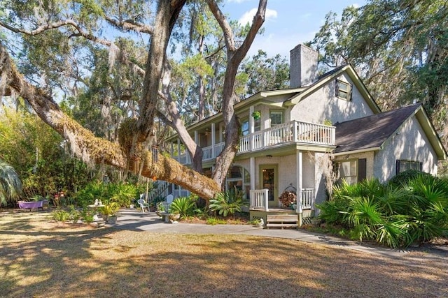 view of front of property featuring a balcony