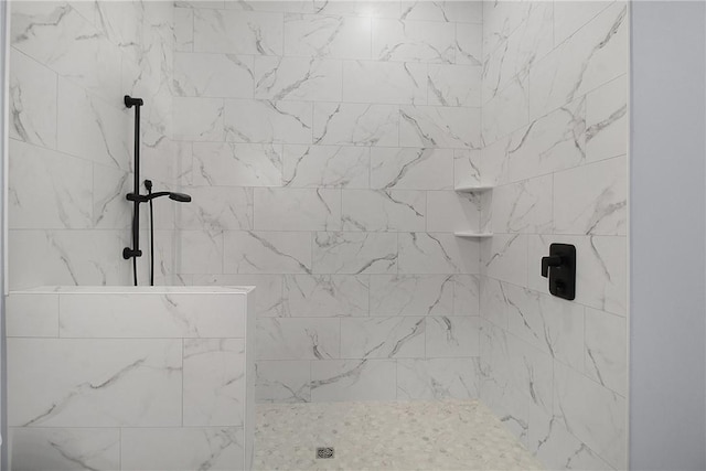 bathroom featuring a tile shower