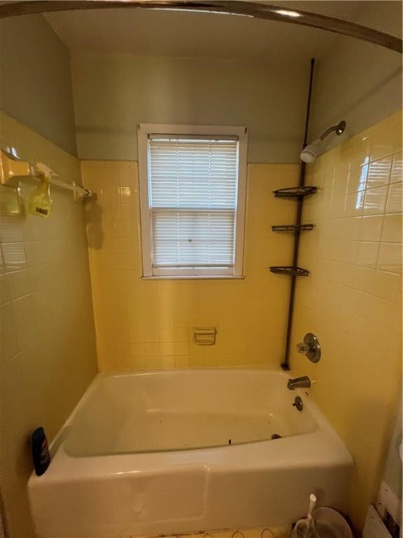 bathroom with tiled shower / bath