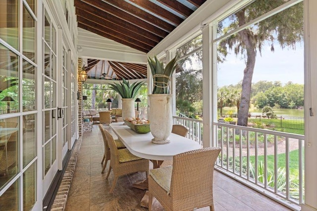 sunroom with vaulted ceiling