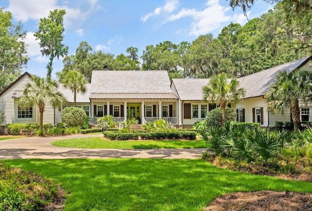 view of front of property with a front yard