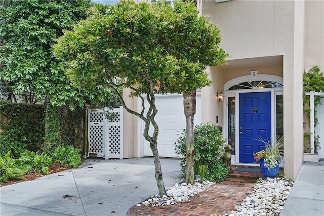 view of exterior entry with stucco siding
