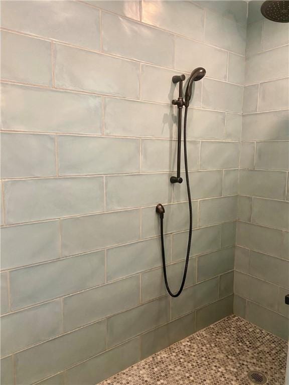 bathroom featuring a tile shower