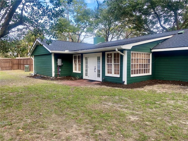 view of front facade featuring a front yard