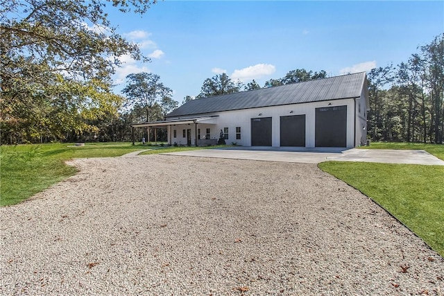 view of front of property featuring a front lawn