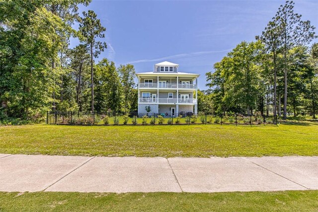 view of front of property with a front yard