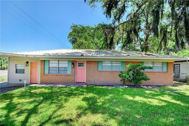 828 Lee St, Brunswick, GA 31520 - single story home featuring a front lawn and brick siding