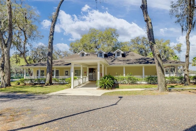 country-style home featuring a front lawn