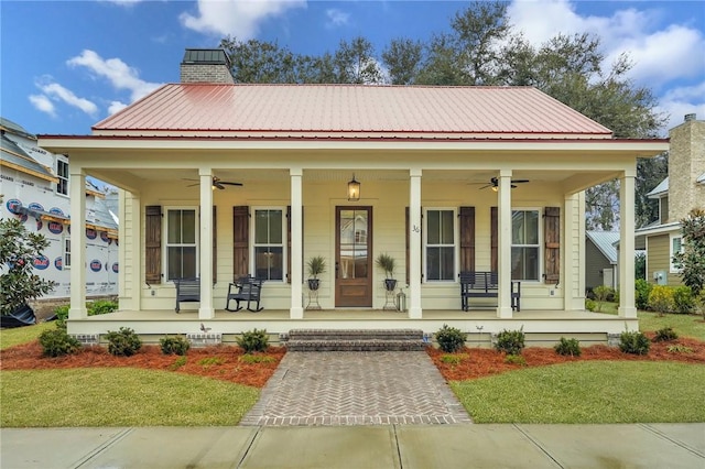 view of front of home with a front lawn, ceiling fan, and a porch