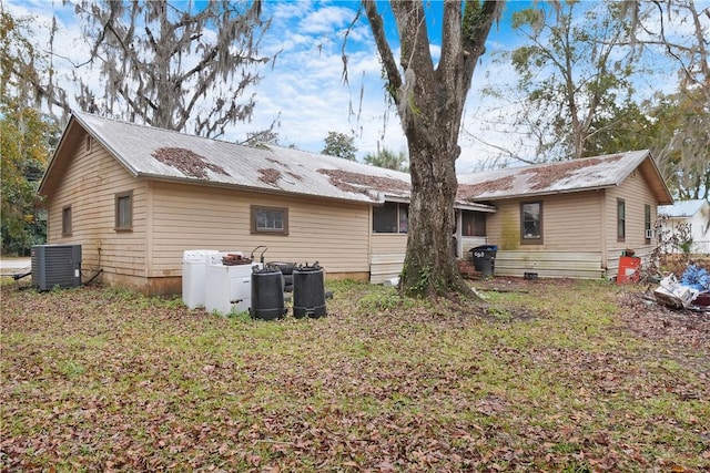 back of property with cooling unit and washer and clothes dryer