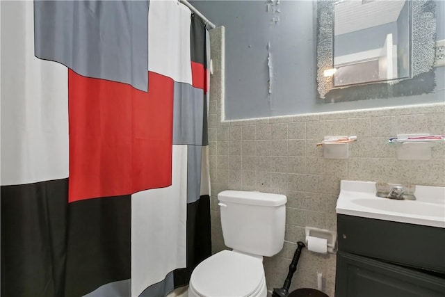 bathroom featuring vanity, curtained shower, and toilet