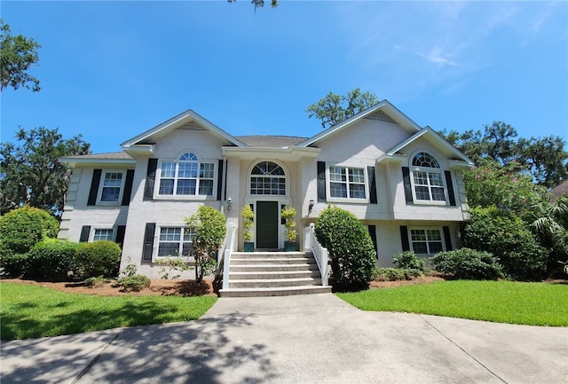 412 Palm Dr, Saint Simons Island, GA 31522 - split foyer home featuring stucco siding and a front yard