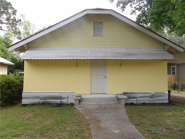 view of front facade with a front lawn