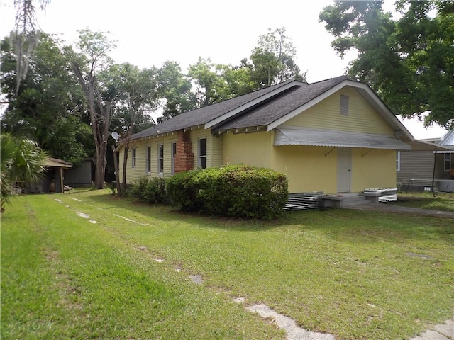 view of side of property featuring a yard