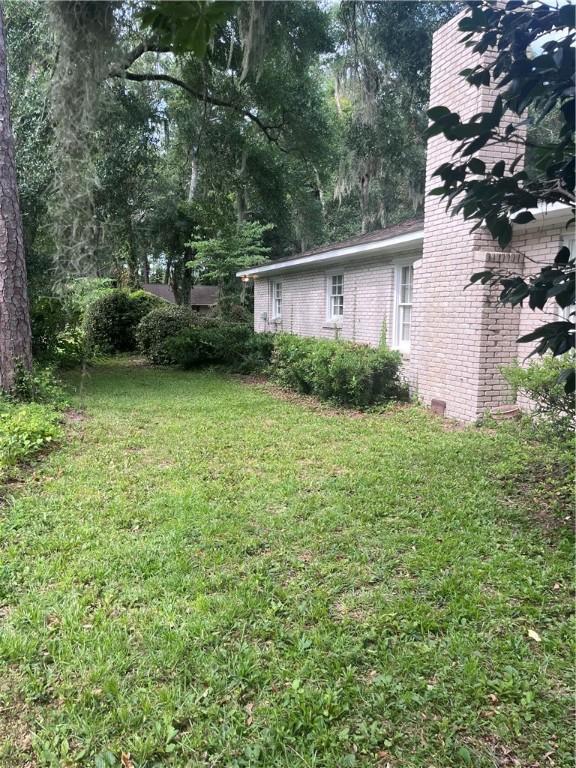 119 Saint Clair Dr, Saint Simons Island, GA 31522 - view of grassy yard