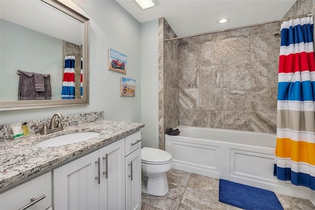 full bathroom featuring shower / bath combo with shower curtain, recessed lighting, toilet, and vanity