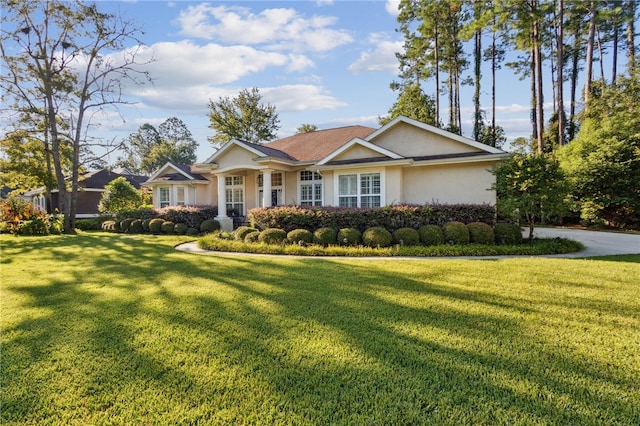 view of front of home featuring a front yard