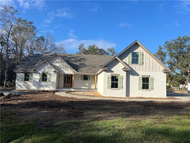 view of modern farmhouse style home