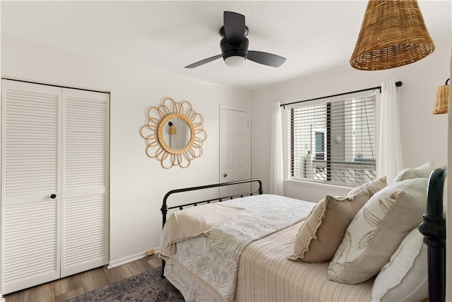 bedroom with ceiling fan, a closet, a textured ceiling, and hardwood / wood-style flooring