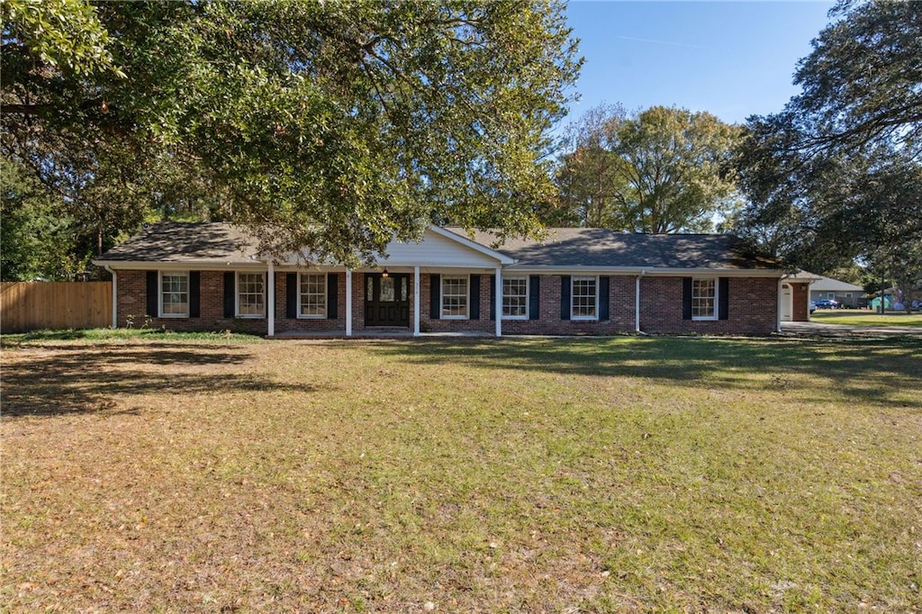 single story home featuring a front lawn