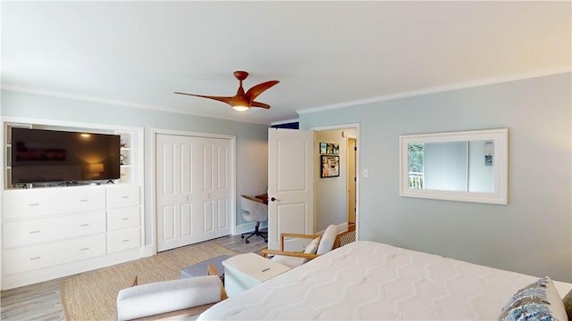 bedroom with a closet, ornamental molding, ceiling fan, and wood finished floors