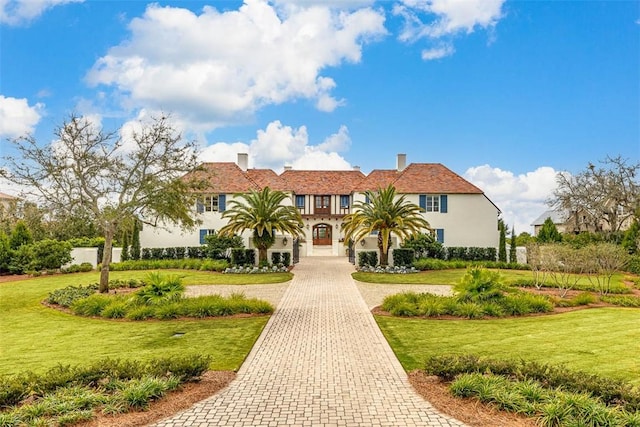 view of front of house featuring a front lawn