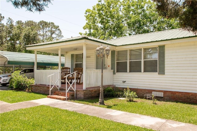 2896 S Lakeview Dr, Waycross, GA 31503 - view of front of property featuring a porch, a front yard, metal roof, and crawl space