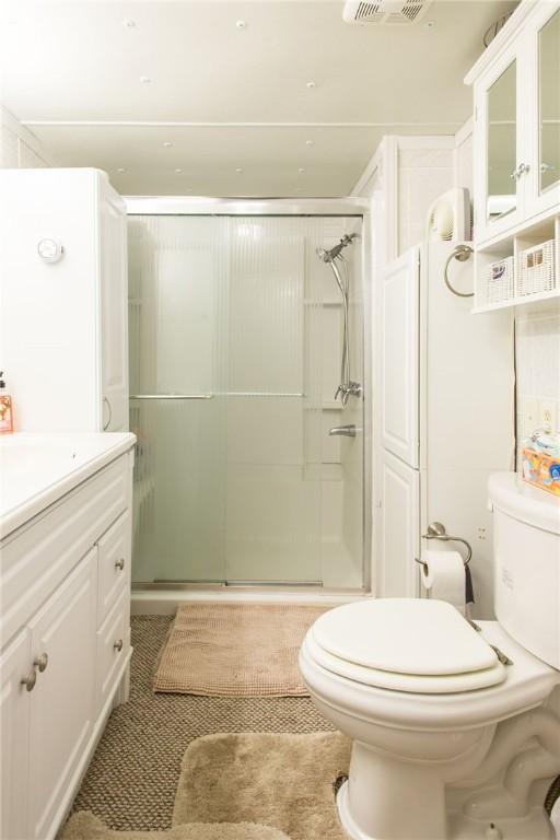 2896 S Lakeview Dr, Waycross, GA 31503 - full bathroom featuring toilet, a stall shower, and vanity