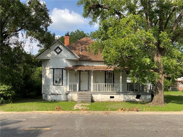 view of front of home with a porch and a front lawn