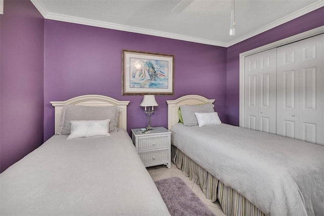 bedroom with ornamental molding, a closet, and ceiling fan