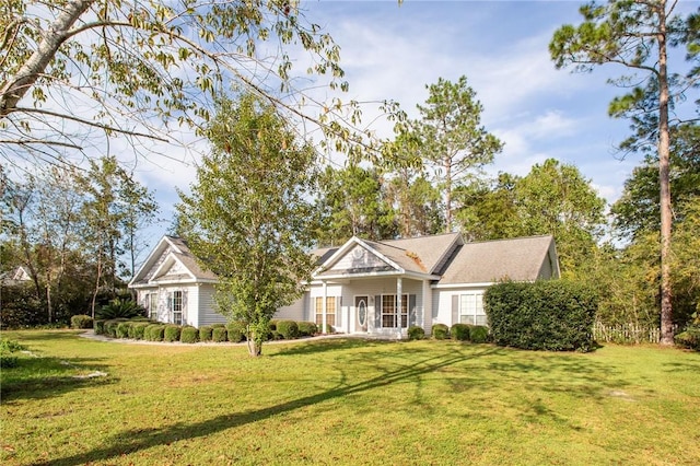 view of front of home featuring a front yard