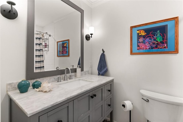 full bath with toilet, ornamental molding, vanity, and a shower with curtain