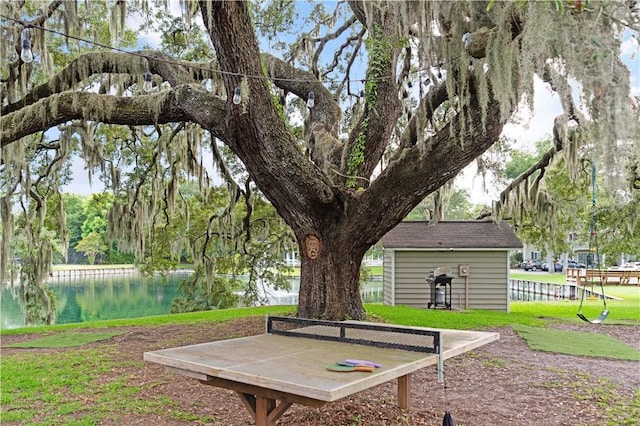 view of green lawn featuring a water view