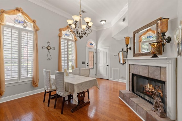 dining space featuring a chandelier, visible vents, crown molding, and baseboards