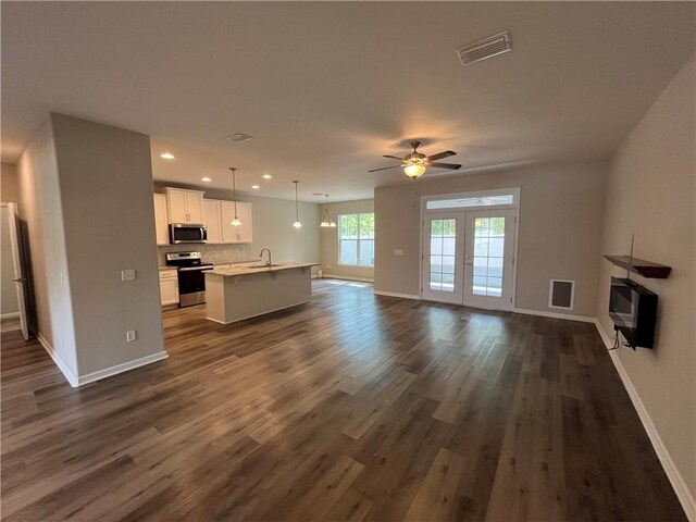 unfurnished dining area with an inviting chandelier, ornamental molding, and dark hardwood / wood-style floors