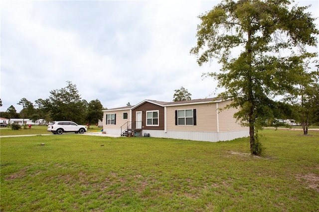 manufactured / mobile home featuring a front lawn