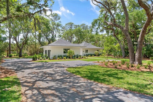 view of front of home featuring driveway and a front yard