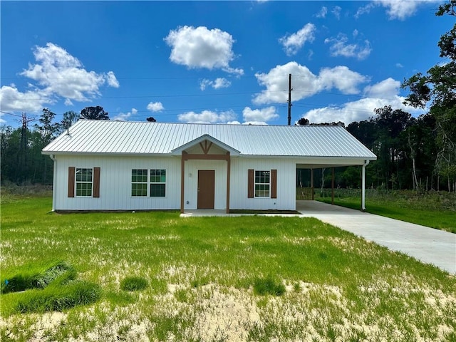 view of front facade featuring an attached carport, concrete driveway, and a front lawn