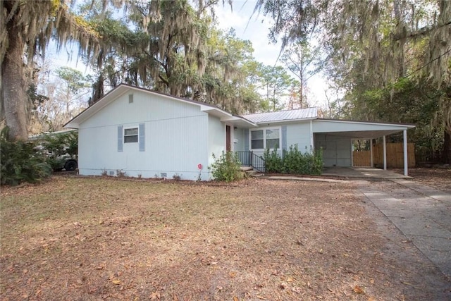 view of front facade with a carport