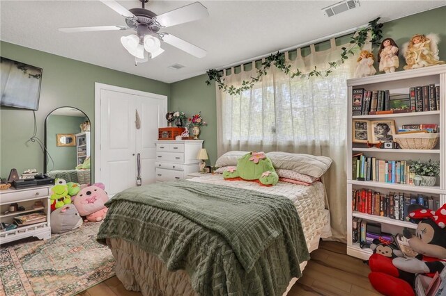 1068 Picnic Ln NE, Townsend, GA 31331 - bedroom with wood finished floors, visible vents, a closet, and a ceiling fan